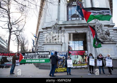 Londres, Royaume-Uni. 8 décembre, 2017 des militants pro-palestiniens. inminds de protestation devant la Haute Commission australienne à la veille de la réunion plénière du Processus de Kimberley à Brisbane pour mettre en évidence l'échec passé du processus de Kimberley pour empêcher le commerce des diamants qui financent des violations des droits de l'homme dans le monde, en particulier en Palestine, et de faire appel à l'Australie, que préside actuellement le processus de Kimberley, à faire les changements nécessaires pour mettre ce droit. crédit : mark kerrison/Alamy live news Banque D'Images