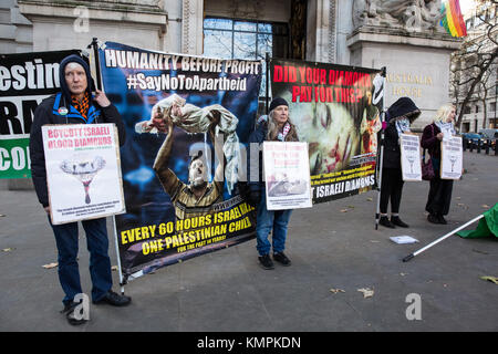 Londres, Royaume-Uni. 8 décembre, 2017 des militants pro-palestiniens. inminds de protestation devant la Haute Commission australienne à la veille de la réunion plénière du Processus de Kimberley à Brisbane pour mettre en évidence l'échec passé du processus de Kimberley pour empêcher le commerce des diamants qui financent des violations des droits de l'homme dans le monde, en particulier en Palestine, et de faire appel à l'Australie, que préside actuellement le processus de Kimberley, à faire les changements nécessaires pour mettre ce droit. crédit : mark kerrison/Alamy live news Banque D'Images