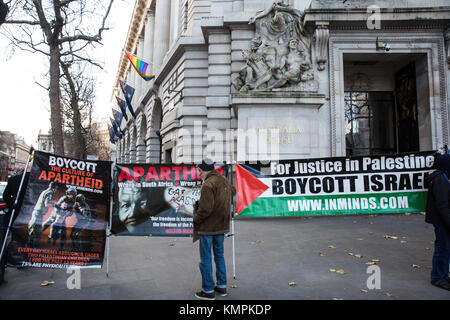 Londres, Royaume-Uni. 8 décembre, 2017 des militants pro-palestiniens. inminds de protestation devant la Haute Commission australienne à la veille de la réunion plénière du Processus de Kimberley à Brisbane pour mettre en évidence l'échec passé du processus de Kimberley pour empêcher le commerce des diamants qui financent des violations des droits de l'homme dans le monde, en particulier en Palestine, et de faire appel à l'Australie, que préside actuellement le processus de Kimberley, à faire les changements nécessaires pour mettre ce droit. crédit : mark kerrison/Alamy live news Banque D'Images