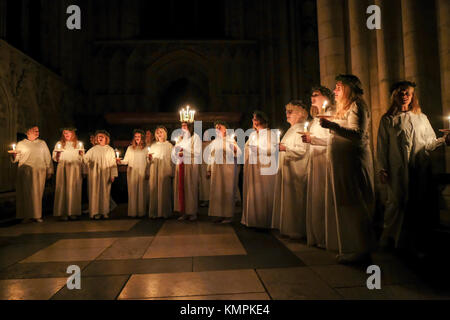 York, Royaume-Uni. 8 Décembre, 2017. Linnea Hennersten d'Uppsala, Suède, en collaboration avec le London Nordic Choir, joue le rôle de Lucie dans cette année, le festival aux chandelles Sankta Lucia à York Minster. - Crédit d'autres reprises Photography/Alamy Live News Banque D'Images