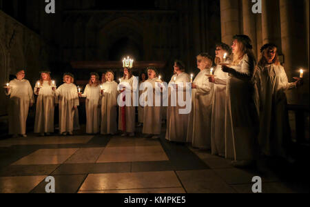 York, Royaume-Uni. 8 Décembre, 2017. Linnea Hennersten d'Uppsala, Suède, en collaboration avec le London Nordic Choir, joue le rôle de Lucie dans cette année, le festival aux chandelles Sankta Lucia à York Minster. - Crédit d'autres reprises Photography/Alamy Live News Banque D'Images