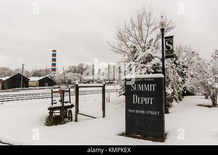 Sommet, USA. 8 décembre 2017. la neige s'accumule au sommet depot museum dans le centre-ville de sommet, Mississippi le vendredi, Décembre 8, 2017. La tempête hivernale qui a traversé le sud des États-Unis à l'échelle de la région avec jusqu'à six pouces de neige. crédit : kevin williams/Alamy live news. Banque D'Images