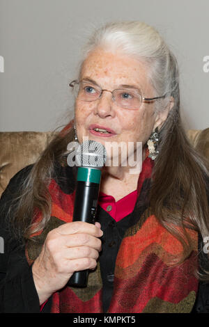 New York, USA. 8 décembre, 2017. L'actrice lois Smith s'occupe des questions et réponses après la présélection film marjorie premier à core club crédit : lev radin/Alamy live news Banque D'Images