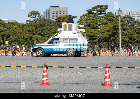 DJ COP guide les gens au Palais impérial le 9 décembre 2017, Tokyo, Japon. Le Palais impérial ouvre ses portes au public deux fois par an pendant la saison de floraison des cerisiers et de feuillage d'automne. Selon l’Agence impériale des ménages, environ 21 000 personnes ont visité la route de 750 mètres entre la porte Sakashita et la porte Inui lors de son premier jour d’ouverture le 2 décembre. La rue Inui reste ouverte au public jusqu'au 10 décembre. Crédit : Rodrigo Reyes Marin/AFLO/Alamy Live News Banque D'Images