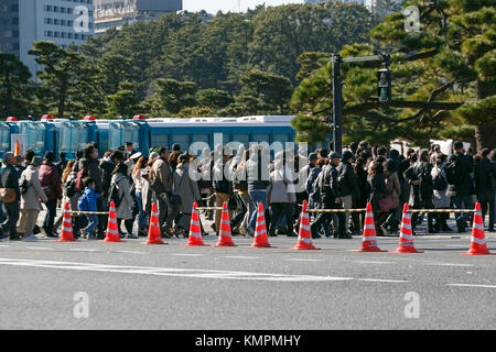 Les visiteurs marchent jusqu'au Palais impérial pour visiter la rue Inui le 9 décembre 2017, Tokyo, Japon. Le Palais impérial ouvre ses portes au public deux fois par an pendant la saison de floraison des cerisiers et de feuillage d'automne. Selon l’Agence impériale des ménages, environ 21 000 personnes ont visité la route de 750 mètres entre la porte Sakashita et la porte Inui lors de son premier jour d’ouverture le 2 décembre. La rue Inui reste ouverte au public jusqu'au 10 décembre. Crédit : Rodrigo Reyes Marin/AFLO/Alamy Live News Banque D'Images