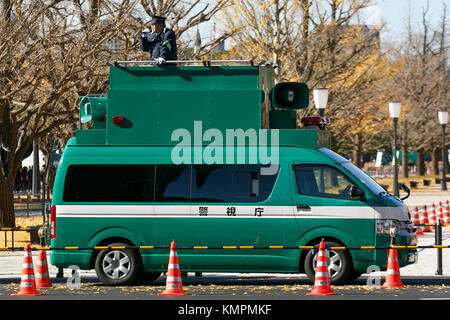 DJ COP guide les gens au Palais impérial le 9 décembre 2017, Tokyo, Japon. Le Palais impérial ouvre ses portes au public deux fois par an pendant la saison de floraison des cerisiers et de feuillage d'automne. Selon l’Agence impériale des ménages, environ 21 000 personnes ont visité la route de 750 mètres entre la porte Sakashita et la porte Inui lors de son premier jour d’ouverture le 2 décembre. La rue Inui reste ouverte au public jusqu'au 10 décembre. Crédit : Rodrigo Reyes Marin/AFLO/Alamy Live News Banque D'Images