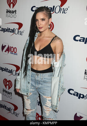 New York City, New York, USA. 8e dec 2017. singer halsey assiste à z100's jingle ball 2017 tapis rouge tenue au Madison square garden. crédit : Nancy/kaszerman zuma wire/Alamy live news Banque D'Images