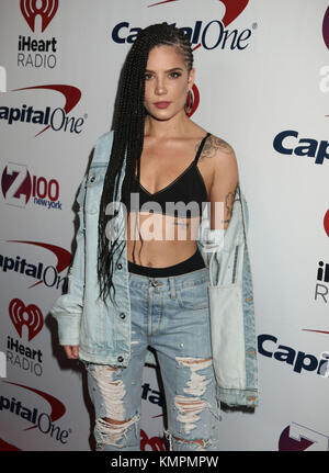 New York City, New York, États-Unis. 8 décembre 2017. La chanteuse HALSEY assiste au tapis rouge Jingle Ball de Z100 de 2017 tenu au Madison Square Garden. Crédit : Nancy Kaszerman/ZUMA Wire/Alamy Live News Banque D'Images