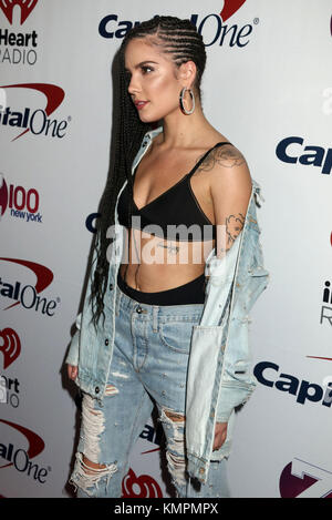 New York City, New York, USA. 8e dec 2017. singer halsey assiste à z100's jingle ball 2017 tapis rouge tenue au Madison square garden. crédit : Nancy/kaszerman zuma wire/Alamy live news Banque D'Images