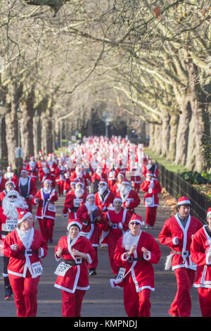 London UK. 9e décembre 2017. Des centaines de participants habillés en Père Nöel prendre part à la London Santa Run 2017 à Battersea Park dans le gel froid - dans un 6k fun run de charité festive organisée pour recueillir des fonds pour l'invalidité Snowsport UK, un organisme de bienfaisance national afin d'aider les personnes handicapées Crédit : amer ghazzal/Alamy Live News Banque D'Images