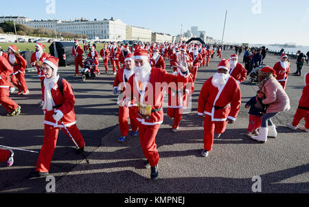 Brighton, UK. 9e décembre 2017. Des centaines de prendre part à la Brighton Santa Dash aujourd'hui le long du front de mer de Brighton et Hove la collecte de fonds pour l'organisme de bienfaisance local Rockinghorse photographie prise par Simon Dack/Alamy Live News Banque D'Images