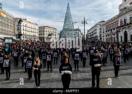 Madrid, Espagne. 9Th Mar, 2017. Des centaines de militant du pro-animal rights group "Igualdad Animal" (l'égalité animale) tenir les animaux morts alors que d'autres photos de tenir les animaux maltraités au cours d'une manifestation pour la Journée internationale des droits des animaux à Madrid, Espagne. Credit : Marcos del Mazo/Alamy Live News Banque D'Images