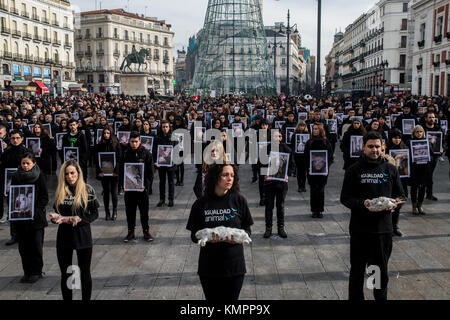 Madrid, Espagne. 9Th Mar, 2017. Des centaines de militant du pro-animal rights group "Igualdad Animal" (l'égalité animale) tenir les animaux morts alors que d'autres photos de tenir les animaux maltraités au cours d'une manifestation pour la Journée internationale des droits des animaux à Madrid, Espagne. Credit : Marcos del Mazo/Alamy Live News Banque D'Images