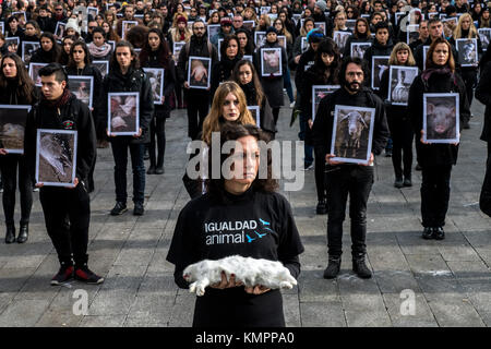 Madrid, Espagne. 9Th Mar, 2017. Des centaines de militant du pro-animal rights group "Igualdad Animal" (l'égalité animale) tenir les animaux morts alors que d'autres photos de tenir les animaux maltraités au cours d'une manifestation pour la Journée internationale des droits des animaux à Madrid, Espagne. Credit : Marcos del Mazo/Alamy Live News Banque D'Images