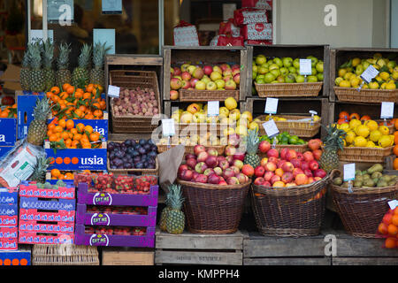 DelicatessenWimbledon West London Village, Londres, Royaume-Uni. 9 Décembre, 2017. Nuit lourde progressivement le gel des remontées mécaniques dans une faible soleil d'hiver. Un village aux couleurs boutique dislay de fruits frais. Credit : Malcolm Park editorial/Alamy Live News Banque D'Images