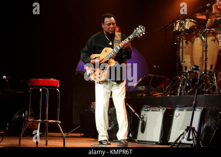 Marciac ( France),août 2017 1 er , 40e festival de jazz à Marciac concert de guitariste et chanteur George Benson khari parker ( DMS) Stanley banks (basse ) mickael O'Neill (guitare chant) David garfield (piano) thom hall (kbds) liliana de los Reyes (perc chant) crédit : Sébastien lapeyrere/Alamy live news. Banque D'Images