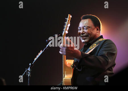 Marciac ( France),août 2017 1 er , 40e festival de jazz à Marciac concert de guitariste et chanteur George Benson khari parker ( DMS) Stanley banks (basse ) mickael O'Neill (guitare chant) David garfield (piano) thom hall (kbds) liliana de los Reyes (perc chant) crédit : Sébastien lapeyrere/Alamy live news. Banque D'Images