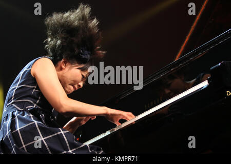 Marciac ( France),août 2017 6 ème , 40e festival de jazz à Marciac concert du pianiste hiromi avec duo d'edmar castaneda hiromi ( piano) edmar castaneda (harpe) credit : sebastien lapeyrere/Alamy live news. Banque D'Images