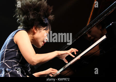 Marciac ( France),août 2017 6 ème , 40e festival de jazz à Marciac concert du pianiste hiromi avec duo d'edmar castaneda hiromi ( piano) edmar castaneda (harpe) credit : sebastien lapeyrere/Alamy live news. Banque D'Images