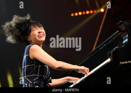 Marciac ( France),août 2017 6 ème , 40e festival de jazz à Marciac concert du pianiste hiromi avec duo d'edmar castaneda hiromi ( piano) edmar castaneda (harpe) credit : sebastien lapeyrere/Alamy live news. Banque D'Images