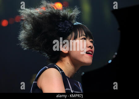 Marciac ( France),août 2017 6 ème , 40e festival de jazz à Marciac concert du pianiste hiromi avec duo d'edmar castaneda hiromi ( piano) edmar castaneda (harpe) credit : sebastien lapeyrere/Alamy live news. Banque D'Images