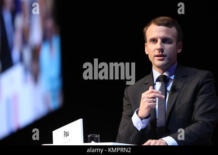 Pau (France), 12 avril 2017 ; réunion d'Emmanuel MACRON Candidat à l'élection présidentielle française de 2017 du mouvement 'en marche' avec François BAYROU Président du modem, qui offre son appui dans le Zénith de Pau Crédit : Sébastien Lapeyrere/Alamy Live News. Banque D'Images