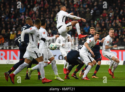 Francfort, Allemagne. 9 décembre 2017. Le Francfort Sebastien Haller (C) fait un bond en avant lors du match de Bundesliga entre l'Eintracht Francfort et le FC Bayern Munich au Commerzbank Arena de Francfort, en Allemagne, le 9 décembre 2017. (CONDITIONS D'EMBARGO - ATTENTION : en raison des directives d'accréditation, le LDF n'autorise la publication et l'utilisation que de 15 photos par match sur Internet et dans les médias en ligne pendant le match.) Crédit : Arne Dedert/dpa/Alamy Live News Banque D'Images