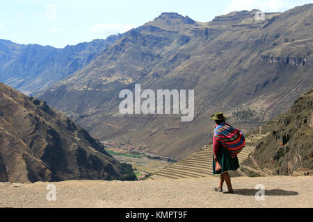 Pisac ( Pérou), le 22 novembre 2015 ; site archéologique de pisac dans la vallée sacrée . Pisac Inca a été une citadelle perchée au sommet d'une colline de terrasses pour les cultures composé df, un centre cérémoniel ' ' des fins d'observation astronomique Intihuatana temples , mais aussi le cimetière ou des milliers de trous dans la falaise a été déposé sépultures Incas Crédit : Sébastien Lapeyrere/Alamy Live News. Banque D'Images