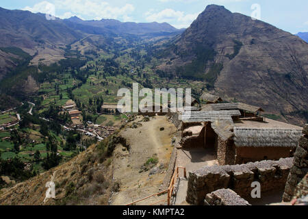 Pisac ( Pérou), le 22 novembre 2015 ; site archéologique de pisac dans la vallée sacrée . Pisac Inca a été une citadelle perchée au sommet d'une colline de terrasses pour les cultures composé df, un centre cérémoniel ' ' des fins d'observation astronomique Intihuatana temples , mais aussi le cimetière ou des milliers de trous dans la falaise a été déposé sépultures Incas .Crédit : Sébastien Lapeyrere/Alamy Live News. Banque D'Images