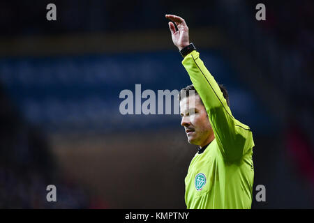 Francfort, Allemagne. 9Th Mar, 2017. Osmers arbitre mal les vagues pendant la Bundesliga match entre l'Eintracht Francfort et le FC Bayern de Munich à la Commerzbank Arena de Francfort, Allemagne, le 9 décembre 2017. (CONDITIONS D'EMBARGO - ATTENTION : En raison de la lignes directrices d'accréditation, le LDF n'autorise la publication et l'utilisation de jusqu'à 15 photos par correspondance sur internet et dans les médias en ligne pendant le match.) Crédit : Uwe Anspach/dpa/Alamy Live News Banque D'Images