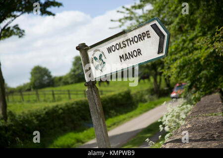 Signe pour propriété du National Trust Woolsthorpe Manor, A1, Lincolnshire, Royaume-Uni - Printemps 2016 Banque D'Images