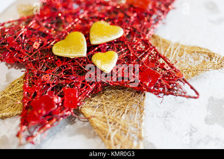 České tradiční vánoce - vánoční hvězda / Noël tchèque traditionnelle - décoration étoile rouge et or Banque D'Images