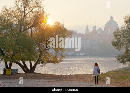 La rivière Vltava, au petit matin, de la petite ville, Kampa, Prague, République Tchèque Banque D'Images