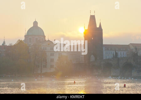 La rivière Vltava, au petit matin, de la petite ville, Kampa, Prague, République Tchèque Banque D'Images