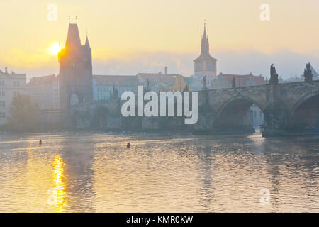 La rivière Vltava, au petit matin, de la petite ville, Kampa, Prague, République Tchèque Banque D'Images