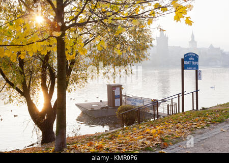 La rivière Vltava, au petit matin, de la petite ville, Kampa, Prague, République Tchèque Banque D'Images