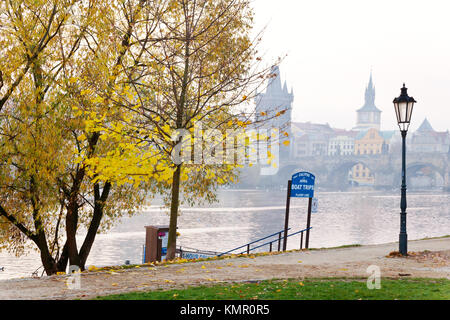 La rivière Vltava, au petit matin, de la petite ville, Kampa, Prague, République Tchèque Banque D'Images