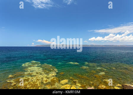 Plage de rochers colorés près de volcan Eftalou hot springs à l'île de Lesbos. L'eau est chauffée grâce à la lave volcanique et vient à travers les fissures Banque D'Images