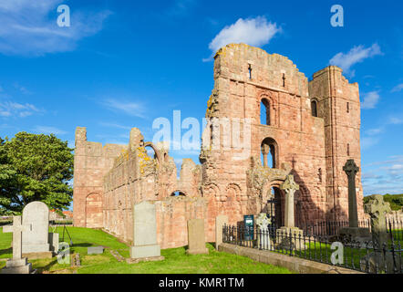 Prieuré de Lindisfarne monastère médiéval ruines île sainte de lindisfarne Northumberland Angleterre GB Europe Banque D'Images