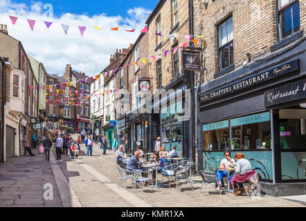 Angleterre durham angleterre ville de Durham saddler street une rue en pente avec des boutiques et des cafés du centre-ville de Durham County northumberland england uk go curham Banque D'Images