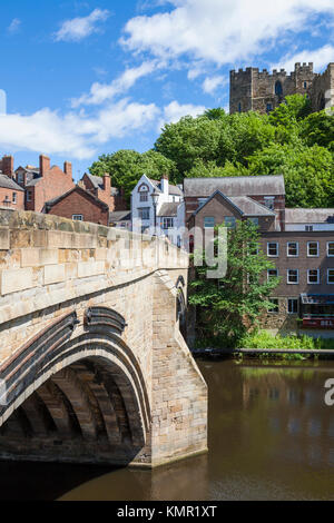 Durham Royaume-Uni Comté Durham Angleterre piétons sur la rue argentée sur Framwellgate Bridge sur la rivière Wear Durham ville northumberland angleterre Banque D'Images