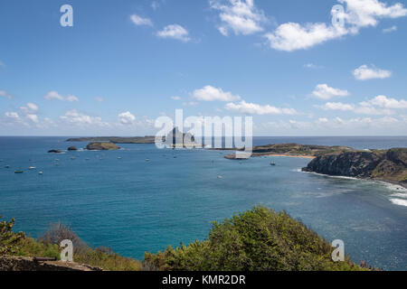 Vue aérienne de Porto de Santo Antonio (Port de Santo Antonio) et d'îlots - Fernando de Noronha, Pernambouc, Brésil Banque D'Images