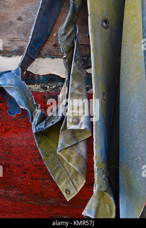 Close up image d'une vieille veste déchirée nommé à la coque d'un bateau rouillé dans un ancien chantier naval. Banque D'Images