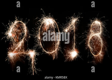 2018 isolé avec écrit signe sparkle firework sur fond noir, bonne année 2018 concept. Banque D'Images
