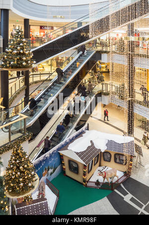 Cracovie, Pologne - 5 décembre 2017 : décoration de Noël, arbres de Noël ; les escaliers mécaniques et les gens dans votre hypermarché multiniveau Galeria Krakowska Banque D'Images