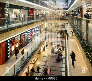 Cracovie, Pologne - 5 décembre 2017 : décoration de Noël, arbres de Noël et les gens shopping à multiniveaux Galeria Krakowska hypermarché. Banque D'Images