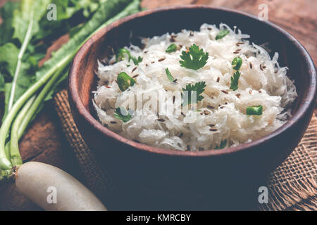 Raita de radis daikon ou Koshimbir / Mooli est un condiment du sous-continent indien, fait avec dahi ou caillé avec légumes crus ou cuits li Banque D'Images