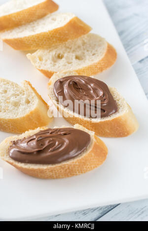 Tranches de baguette avec la crème au chocolat Banque D'Images