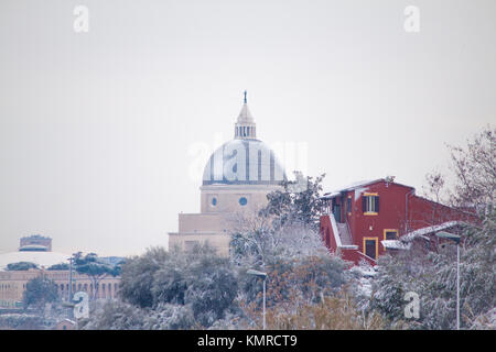 Vue d'hiver neige APRÈS ROME (ST PIERRE ET PAUL BASILIQUE SUR L'ARRIÈRE-PLAN). Banque D'Images