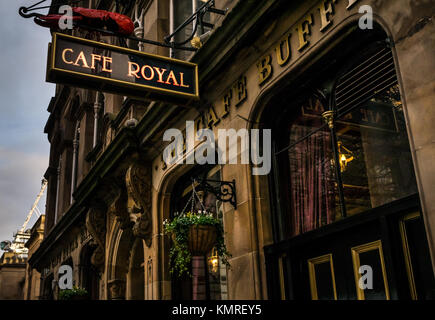 Cafe Royal Bar, célèbre pub victorien, centre-ville d'Édimbourg, Écosse, Royaume-Uni, avec porte-nom et panneau de fruits de mer de homard Banque D'Images